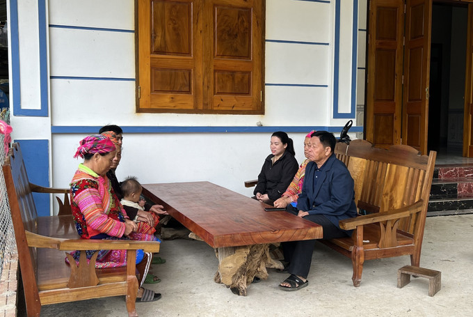 Các đảng viên thôn Ngòi Nghìn, xã Đạo Viện, huyện Yên Sơn tuyên truyền chủ trương, đường lối của Đảng và Nhà nước đến đồng bào người dân tộc Mông trong thôn. Ảnh: Hoàng Hải - TTXVN Các đảng viên thôn Ngòi Nghìn, xã Đạo Viện, huyện Yên Sơn tuyên truyền chủ trương, đường lối của Đảng và Nhà nước đến đồng bào người dân tộc Mông trong thôn. Ảnh: Hoàng Hải - TTXVN