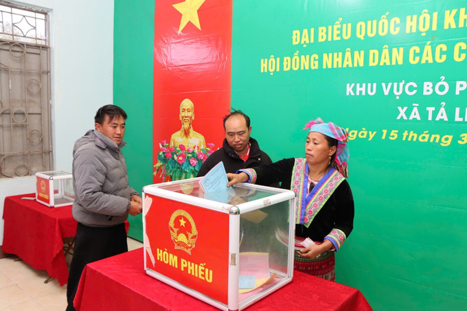 Cử tri xã Tả Lèng bỏ phiếu bầu cử. Ảnh: TTXVN phát