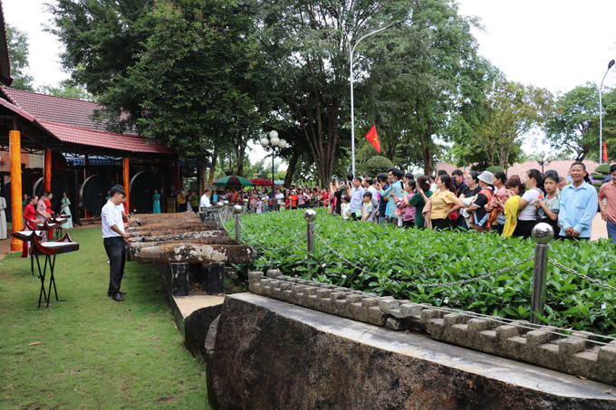 Du khách thưởng thức đàn đá do các nghệ nhận người S’tiêng biểu diễn tại Khu Bảo tồn Văn hóa dân tộc S’tiêng sóc Bom Bo. Ảnh: Nhật Bình/TTXVN stieng-22072025-03.jpg