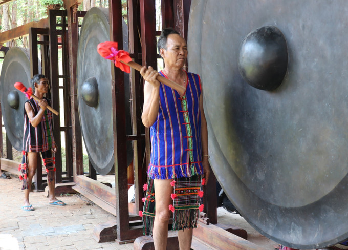 Các nghệ nhân trình diễn đánh cồng chiêng tại Khu Bảo tồn Văn hóa dân tộc S’tiêng sóc Bom Bo. Ảnh: Nhật Bình/TTXVN stieng-22072025-02.jpg