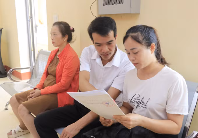 Giám đốc Trung tâm Phục vụ Hành chính công xã Việt Hồng hướng dẫn người dân thực hiện các thủ tục hành chính.