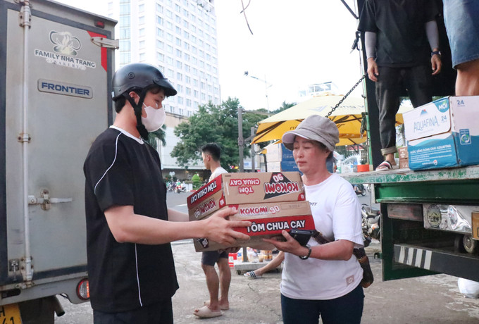 Người dân Đắk Lắk mang nhu yếu phẩm đến hỗ trợ bà con miền Trung bị ảnh hưởng của mưa bão. Ảnh: Tuấn Anh/TTXVN Người dân Đắk Lắk mang nhu yếu phẩm đến hỗ trợ bà con miền Trung bị ảnh hưởng của mưa bão. Ảnh: Tuấn Anh/TTXVN