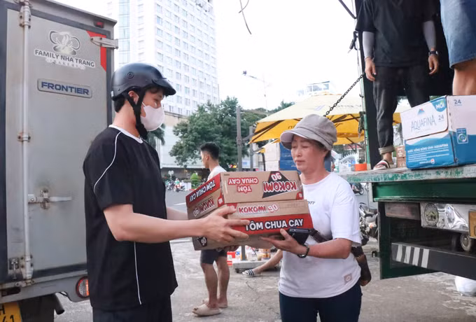 Người dân Đắk Lắk mang nhu yếu phẩm đến hỗ trợ bà con miền Trung bị ảnh hưởng của mưa bão. Ảnh: Tuấn Anh/TTXVN