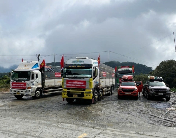Tối 4/10, có 3 xe tải chở 60 tấn hàng từ Đắk Lắk xuất phát đến miền Trung để hỗ trợ người dân bị ảnh hưởng của mưa bão. Ảnh: TTXVN phát Tối 4/10, có 3 xe tải chở 60 tấn hàng từ Đắk Lắk xuất phát đến miền Trung để hỗ trợ người dân bị ảnh hưởng của mưa bão. Ảnh: TTXVN phát
