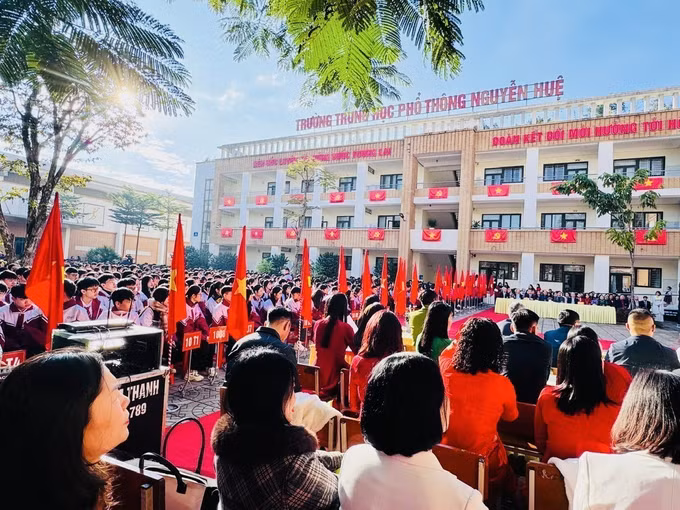 Rực đỏ không khí hướng về Đại hội XIV của Đảng tại Trường THPT Nguyễn Huệ, tỉnh Lào Cai. Ảnh: TTXVN phát