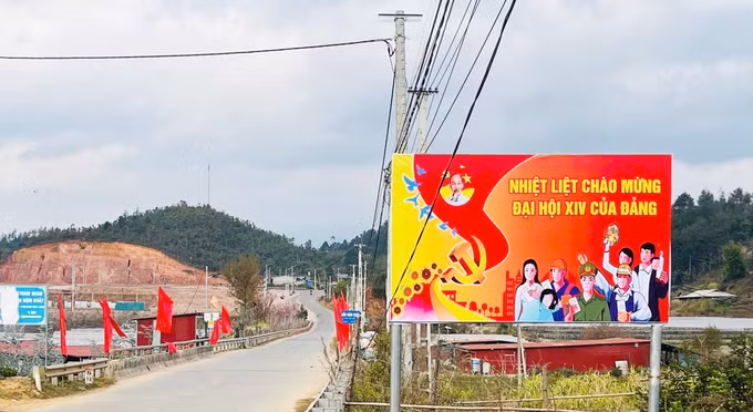 Tại các tuyến đường ở xã vùng cao Púng Luông ngập tràn khẩu hiệu và cờ hoa trước thềm Đại hội XIV của Đảng. Ảnh: TTXVN phát