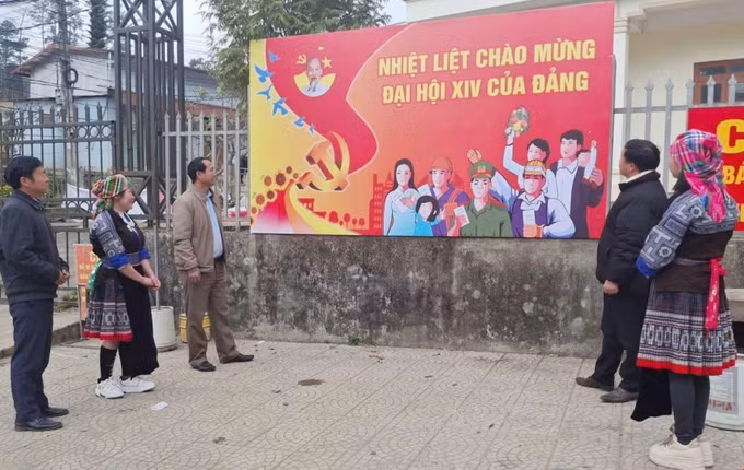 Cán bộ, đảng viên và nhân dân xã Púng Luông kỳ vọng Đại hội sẽ thông qua những quyết sách đúng đắn giúp đồng bào dân tộc thiểu số, miền núi bứt phá về kinh tế, xóa đói, giảm nghèo. Ảnh: TTXVN phát