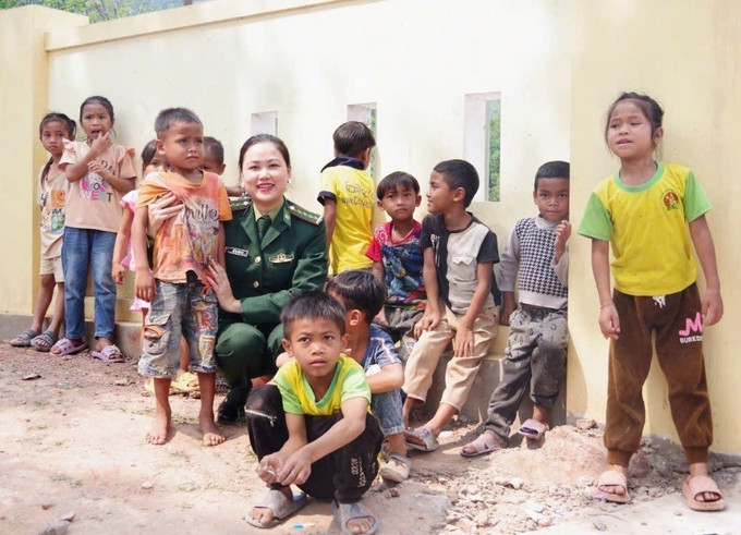 Thiếu tá Hồ Thị Thúy An luôn dành tình yêu thương đặc biệt dành cho trẻ em vùng biên giới. Ảnh: TTXVN phát Thiếu tá Hồ Thị Thúy An luôn dành tình yêu thương đặc biệt dành cho trẻ em vùng biên giới. Ảnh: TTXVN phát