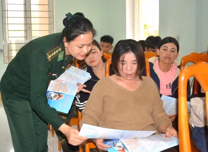 Thiếu tá Hồ Thị Thúy An nhiệt tình tham gia các hoạt động tuyên truyền, phổ biến giáo dục pháp luật, nâng cao kiến thức, kỹ năng cho phụ nữ và trẻ em vùng biên giới. Ảnh: TTXVN phát