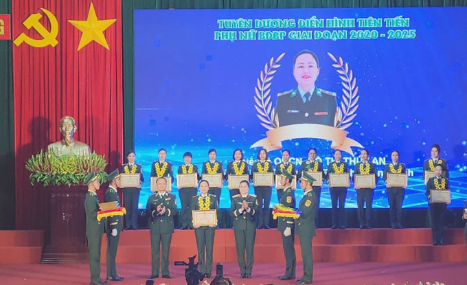 Thiếu tá Hồ Thị Thúy An vinh dự là một trong những cá nhân tiêu biểu vừa được Bộ Tư lệnh Bộ đội Biên phòng tuyên dương điển hình tiên tiến Phụ nữ Bộ đội Biên phòng giai đoạn 2020-2025.Ảnh: TTXVN phát Thiếu tá Hồ Thị Thúy An vinh dự là một trong những cá nhân tiêu biểu vừa được Bộ Tư lệnh Bộ đội Biên phòng tuyên dương điển hình tiên tiến Phụ nữ Bộ đội Biên phòng giai đoạn 2020-2025.Ảnh: TTXVN phát