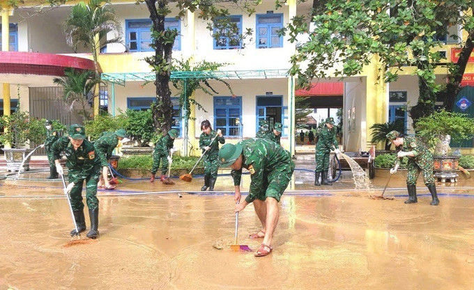 Thiếu tá Hồ Thị Thúy An tham gia hỗ trợ người dân khắc phục thiên tai, bão lũ và các hoạt động ý nghĩa hướng về cộng đồng. Ảnh: TTXVN phát Thiếu tá Hồ Thị Thúy An tham gia hỗ trợ người dân khắc phục thiên tai, bão lũ và các hoạt động ý nghĩa hướng về cộng đồng. Ảnh: TTXVN phát