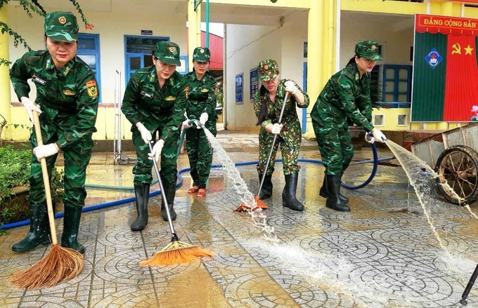 Thiếu tá Hồ Thị Thúy An tham gia hỗ trợ người dân khắc phục thiên tai, bão lũ và các hoạt động ý nghĩa hướng về cộng đồng. Ảnh: TTXVN phát Thiếu tá Hồ Thị Thúy An tham gia hỗ trợ người dân khắc phục thiên tai, bão lũ và các hoạt động ý nghĩa hướng về cộng đồng. Ảnh: TTXVN phát