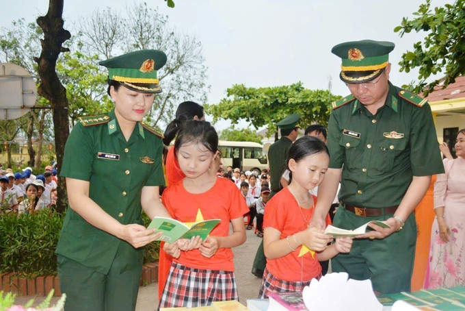 Thiếu tá Hồ Thị Thúy An nhiệt tình tham gia các hoạt động tuyên truyền, phổ biến giáo dục pháp luật, nâng cao kiến thức, kỹ năng cho phụ nữ và trẻ em vùng biên giới. Ảnh: TTXVN phát Thiếu tá Hồ Thị Thúy An nhiệt tình tham gia các hoạt động tuyên truyền, phổ biến giáo dục pháp luật, nâng cao kiến thức, kỹ năng cho phụ nữ và trẻ em vùng biên giới. Ảnh: TTXVN phát