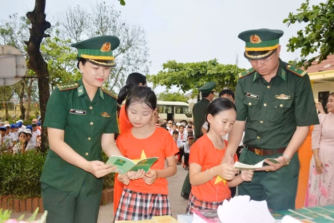 Thiếu tá Hồ Thị Thúy An nhiệt tình tham gia các hoạt động tuyên truyền, phổ biến giáo dục pháp luật, nâng cao kiến thức, kỹ năng cho phụ nữ và trẻ em vùng biên giới. Ảnh: TTXVN phát