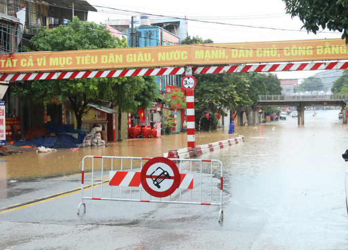 Khu vực cầu chui đường Ngô Quyền, phường Đông Kinh, Lạng Sơn được đặt biển cảnh báo phương tiện giao thông khi gây ngập úng cục bộ. Khu vực cầu chui đường Ngô Quyền, phường Đông Kinh, Lạng Sơn được đặt biển cảnh báo phương tiện giao thông khi gây ngập úng cục bộ.