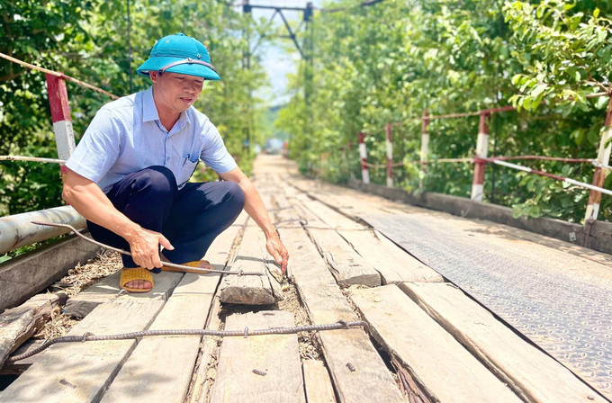 Tình trạng xuống cấp, hư hỏng của cầu treo dân sinh Tung Ke bắc qua sông Ayun (xã Ayun, huyện Chư Sê, tỉnh Gia Lai). Ảnh: Hoài Nam - TTXVN Tình trạng xuống cấp, hư hỏng của cầu treo dân sinh Tung Ke bắc qua sông Ayun (xã Ayun, huyện Chư Sê, tỉnh Gia Lai). Ảnh: Hoài Nam - TTXVN