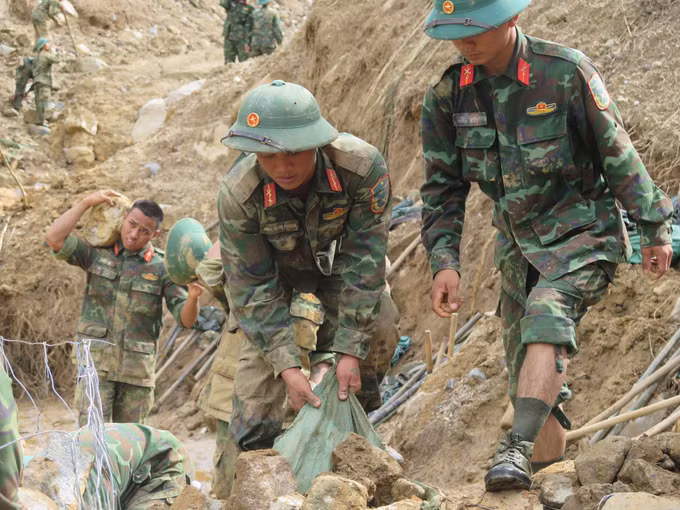 Cán bộ, chiến sĩ Quân đoàn 34 triển khai công tác mở đường vào các thôn bị cô lập do mưa lũ ở xã Ngọc Linh.