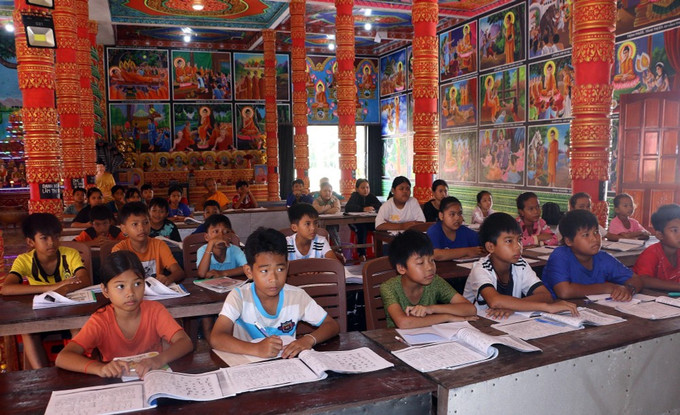 Học sinh là đồng bào dân tộc Khmer tham gia các lớp học tại các chùa Phật giáo Nam Tông Khmer trên địa bàn tỉnh Sóc Trăng. Ảnh: Tuấn Phi/TTXVN soc-trang-giao-duc-30062025-01.jpg