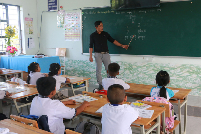 Giờ học chữ Khmer tại trường trong vùng dân tộc Khmer ở tỉnh Sóc Trăng. Ảnh: Tuấn Phi/TTXVN soc-trang-giao-duc-30062025-02.jpg