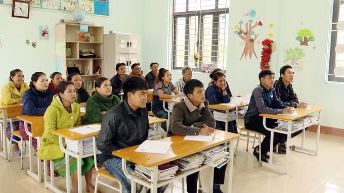 Rất đông học viên bản 39, xã Thượng Trạch (Quảng Trị) tham gia lớp học xóa mù chữ để nâng cao trình độ dân trí.