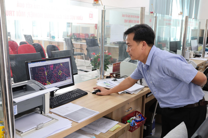 Ông Lê Đức Nhật, Phó Giám đốc Trung tâm phục vụ hành chính công phường 1 Bảo Lộc (Lâm Đồng) kiểm tra hồ sơ trên hệ thống.