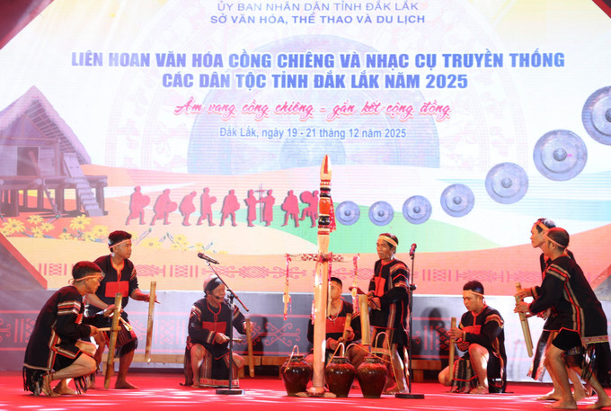 Biểu diễn nhạc cụ dân tộc truyền thống của người Ê Đê.