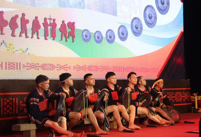 Hòa tấu cồng chiêng của đội thi xã Krông Năng, tỉnh Đắk Lắk.