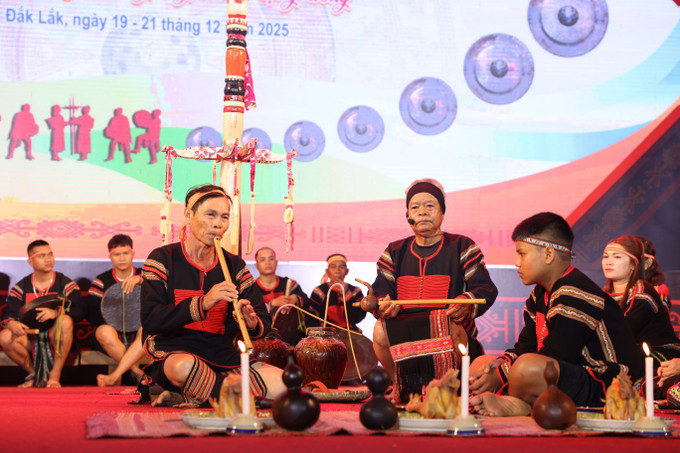 Tái hiện nghi lễ Mừng tuổi cho trẻ em của đồng bào người Ê Đê.