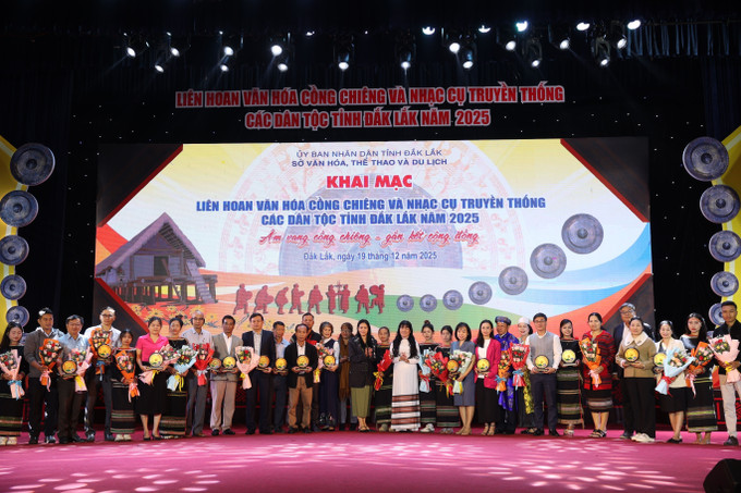 Liên hoan năm nay có sự tham gia của hơn 800 nghệ nhân, diễn viên dân gian thuộc 26 đoàn đến từ các xã, phường trên địa bàn tỉnh.