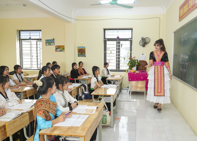 Giáo viên trực tiếp giảng dạy, hướng dẫn học sinh trong giờ học tiếng Nga tại Trường Phổ thông Dân tộc Nội trú THPT tỉnh Điện Biên.