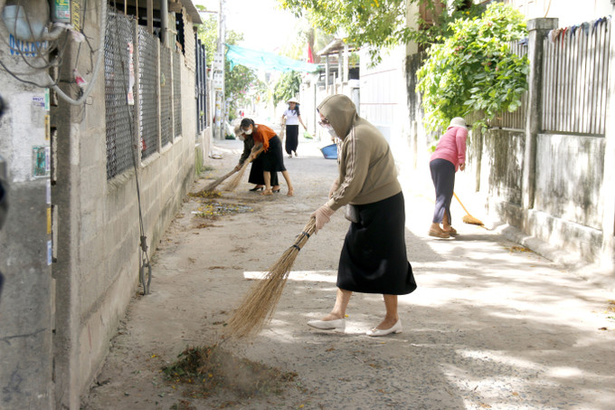 Các thành viên trong Tổ Phụ nữ tham gia đảm bảo an ninh trật tự tại xã Bắc Bình (Lâm Đồng) cùng người dân ra quân làm sạch đường làng, ngõ xóm. Các thành viên trong Tổ Phụ nữ tham gia đảm bảo an ninh trật tự tại xã Bắc Bình (Lâm Đồng) cùng người dân ra quân làm sạch đường làng, ngõ xóm.
