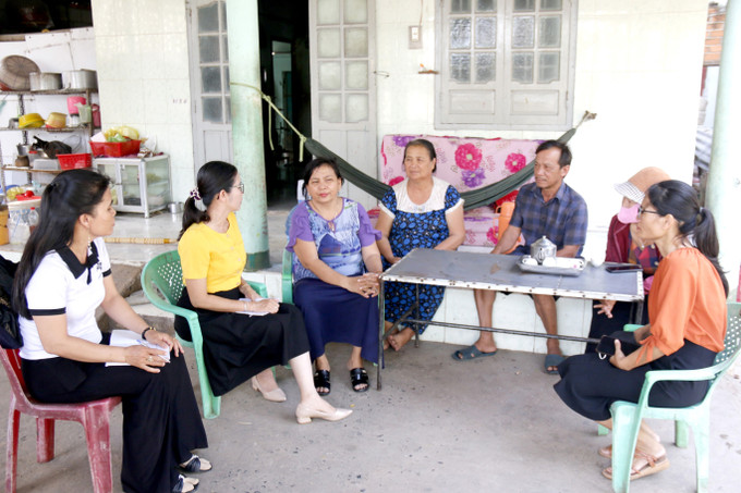 Tổ Phụ nữ tham gia đảm bảo an ninh trật tự tại xã Bắc Bình (Lâm Đồng) đến tận từng nhà vận động người dân thực hiện chấp hành pháp luật, phòng chống ma túy và các tệ nạn xã hội khác. Tổ Phụ nữ tham gia đảm bảo an ninh trật tự tại xã Bắc Bình (Lâm Đồng) đến tận từng nhà vận động người dân thực hiện chấp hành pháp luật, phòng chống ma túy và các tệ nạn xã hội khác.