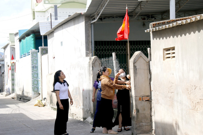 Các thành viên trong Tổ Phụ nữ tham gia đảm bảo an ninh trật tự tại xã Bắc Bình (Lâm Đồng) vận động người dân treo Cờ Tổ quốc chào mừng 80 năm Cách mạng Tháng Tám thành công và Quốc khánh 2/9. Các thành viên trong Tổ Phụ nữ tham gia đảm bảo an ninh trật tự tại xã Bắc Bình (Lâm Đồng) vận động người dân treo Cờ Tổ quốc chào mừng 80 năm Cách mạng Tháng Tám thành công và Quốc khánh 2/9.