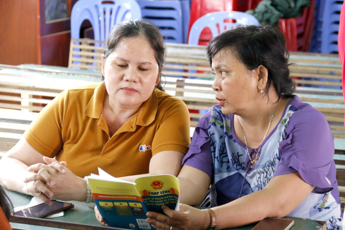 Các thành viên trong Tổ Phụ nữ tham gia đảm bảo an ninh trật tự tại xã Bắc Bình (Lâm Đồng) cùng nhau đọc sách về chính sách, pháp luật của Nhà nước trong một buổi sinh hoạt cộng đồng. Các thành viên trong Tổ Phụ nữ tham gia đảm bảo an ninh trật tự tại xã Bắc Bình (Lâm Đồng) cùng nhau đọc sách về chính sách, pháp luật của Nhà nước trong một buổi sinh hoạt cộng đồng.