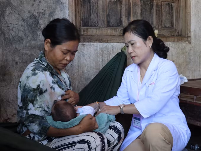 Bác sĩ Bùi Thị Thu Liễu thăm khám tại nhà cho người dân tại ấp Mười Mẫu, xã Hưng Phước (Đồng Nai).