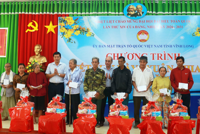 Trao quà cho hộ nghèo, cận nghèo, gia đình có hoàn cảnh đặc biệt khó khăn của xã Trà Côn.