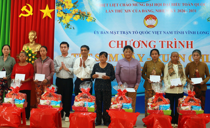 Trao quà cho hộ nghèo, cận nghèo, gia đình có hoàn cảnh đặc biệt khó khăn của xã Trà Côn.