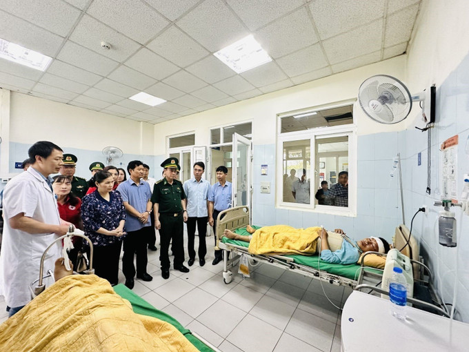 Bí thư Tỉnh ủy Lai Châu Giàng Páo Mỷ và các đồng chí lãnh đạo tỉnh đến thăm hỏi, động viên những người bị thương trong vụ sạt lở đất tại Bệnh viện Đa khoa tỉnh Lai Châu. Ảnh: TTXVN phát Bí thư Tỉnh ủy Lai Châu Giàng Páo Mỷ và các đồng chí lãnh đạo tỉnh đến thăm hỏi, động viên những người bị thương trong vụ sạt lở đất tại Bệnh viện Đa khoa tỉnh Lai Châu. Ảnh: TTXVN phát