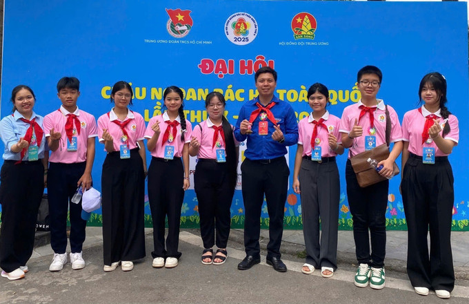 Phạm Minh Phương (ngoài cùng bên phải) cùng các bạn đại biểu dự Đại hội cháu ngoan Bác Hồ toàn quốc lần thứ X, năm 2025. Ảnh: TTXVN phát co-be-muong-15052025-01.jpg