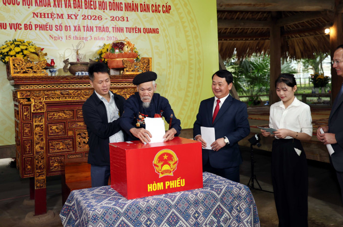 Cử tri cao tuổi bỏ phiếu tại khu vực bỏ phiếu số 1 thuộc đơn vị bầu cử số 1 xã Tân Trào.