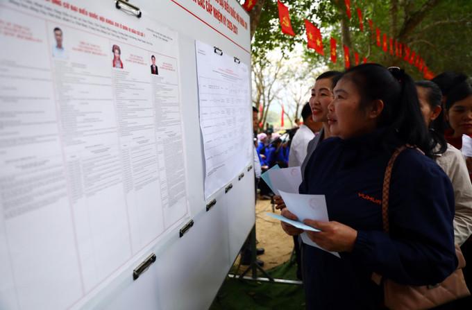Cử tri nghiên cứu tiểu sử những người ứng cử trước khi bỏ phiếu.