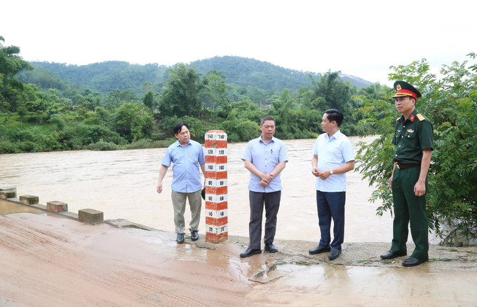 Phó Chủ tịch UBND tỉnh Lạng Sơn Đoàn Thanh Sơn và đoàn kiểm tra công tác phòng chống bão số 3 tại Na Sầm. Ảnh: Anh TuấnTTXVN lang-son-bao-21072025-03.jpg