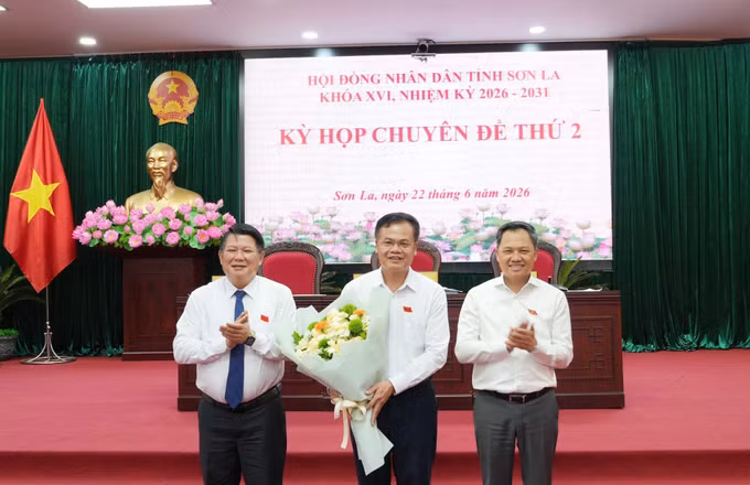 Lãnh đạo tỉnh Sơn La tặng hoa chúc mừng ông Đỗ Văn Trụ, tân Ủy viên UBND tỉnh khoá XVI, nhiệm kỳ 2026 - 2031.
