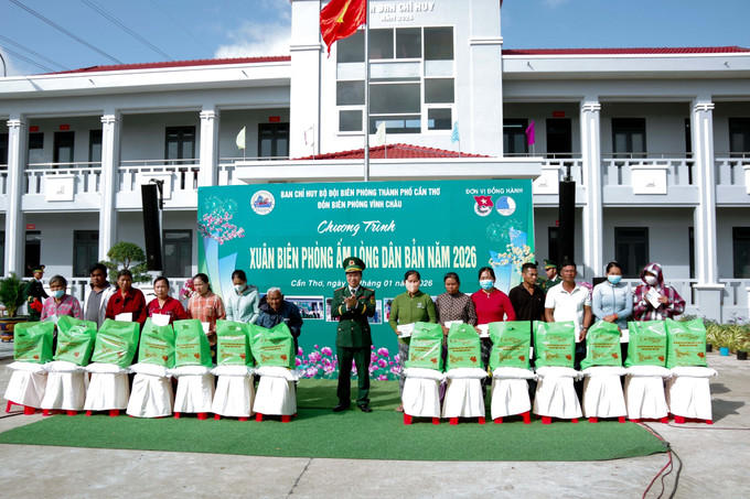 Bộ đội Biên phòng thành phố Cần Thơ tặng quà cho gia đình có hoàn cảnh khó khăn tại phường Vĩnh Châu. Ảnh: TTXVN phát