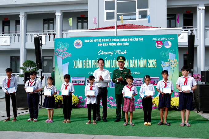 Bộ đội Biên phòng thành phố Cần Thơ và phường Vĩnh Châu trao tặng học bổng cho học sinh có hoàn cảnh khó khăn. Ảnh: TTXVN phát