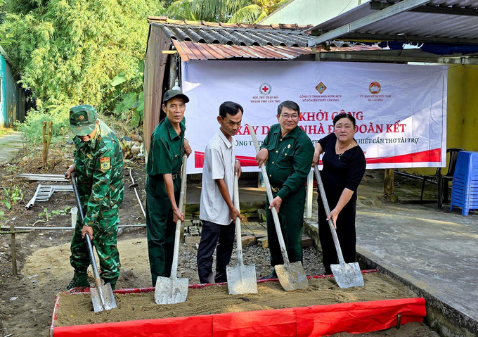 Lễ cắt băng khánh thành công trình tượng đài “Bác Hồ với chiến sĩ Biên phòng” tại Đồn Biên phòng Vĩnh Châu, thành phố Cần Thơ. Ảnh: TTXVN phát