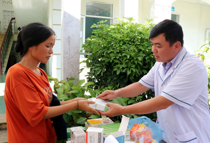 Cấp, phát thuốc miễn phí cho người dân xã Phú Linh (Tuyên Quang). Cấp, phát thuốc miễn phí cho người dân xã Phú Linh (Tuyên Quang).