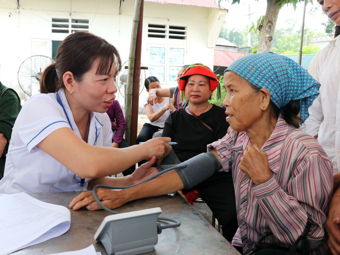 Tư vấn y tế cho người dân xã Phú Linh (Tuyên Quang). Tư vấn y tế cho người dân xã Phú Linh (Tuyên Quang).