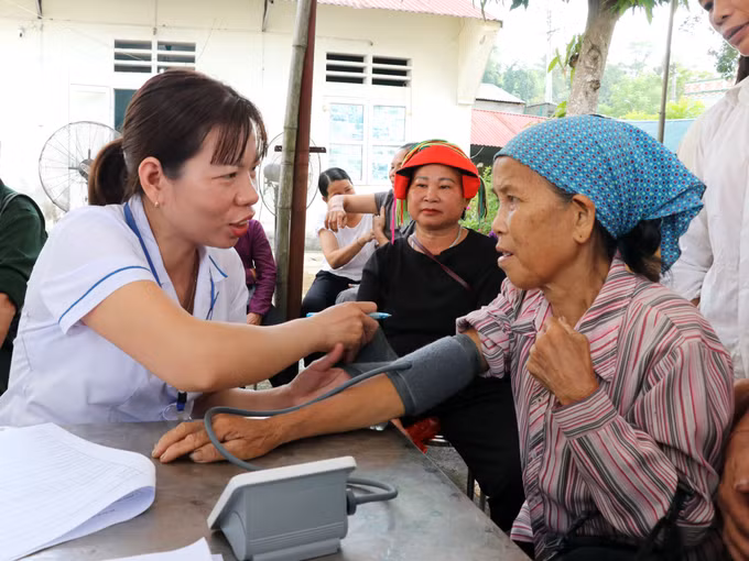 Tư vấn y tế cho người dân xã Phú Linh (Tuyên Quang).