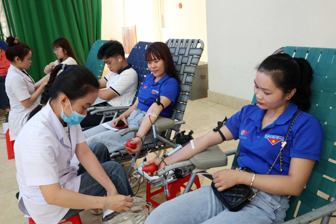 Cán bộ, viên chức, người lao động, đoàn viên, thanh niên, sinh viên và nhân dân hiến máu tại chương trình.